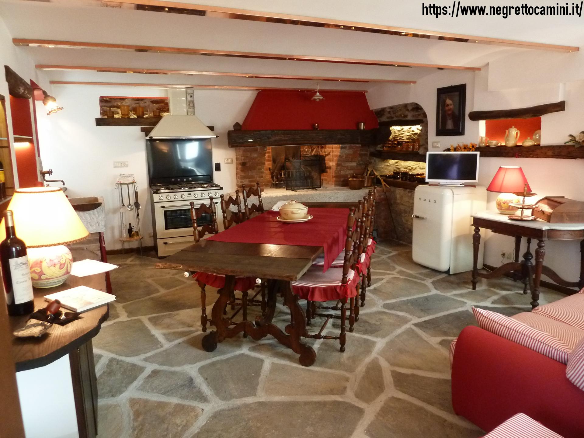 Camino rustico da taverna con secchiaio in marmo Negretto Camini d'Autore